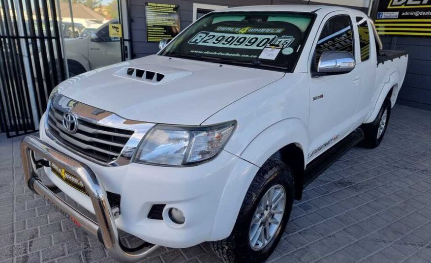 2015 TOYOTA HILUX 3.0D-4D LEGEND 45 XTRA CAB P/U